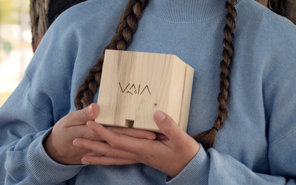 VAIA Cube imperfetto acustic wooden amplifier